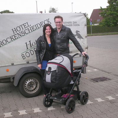 Bild: Susann und Johannes mit Baby an Bord