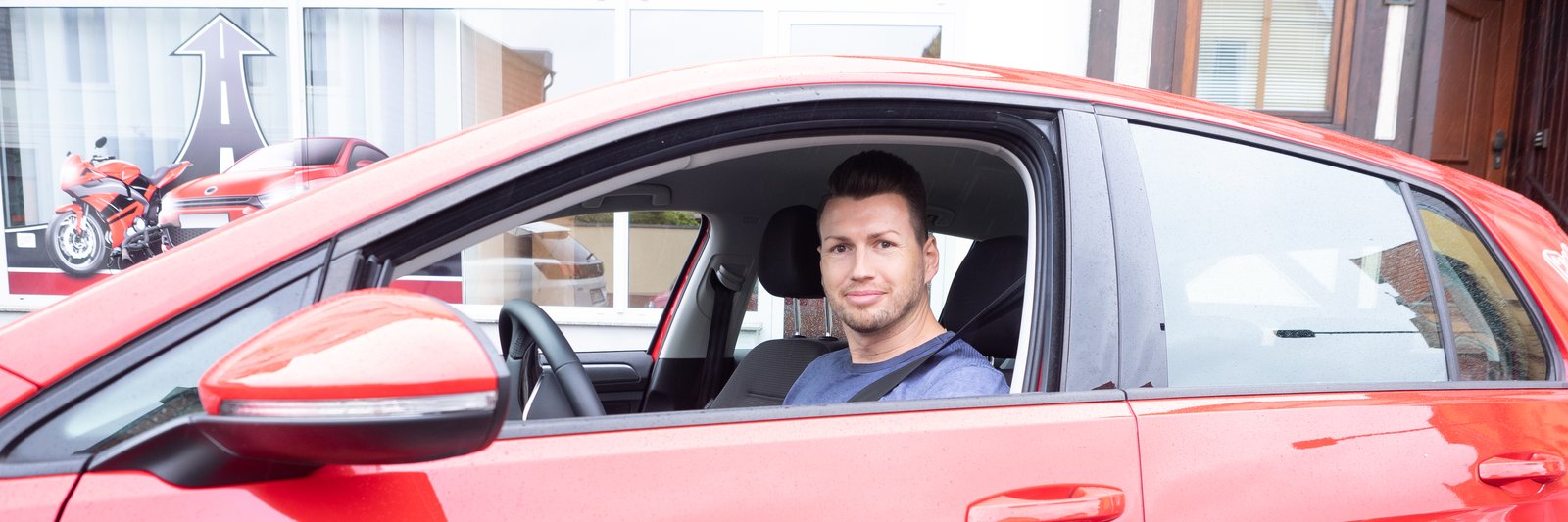 Fahrlehrer im Auto