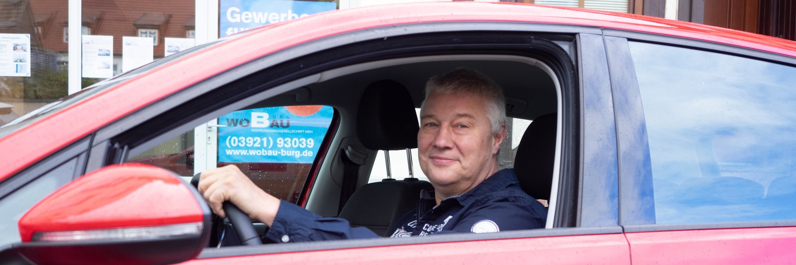 Fahrlehrer im Auto