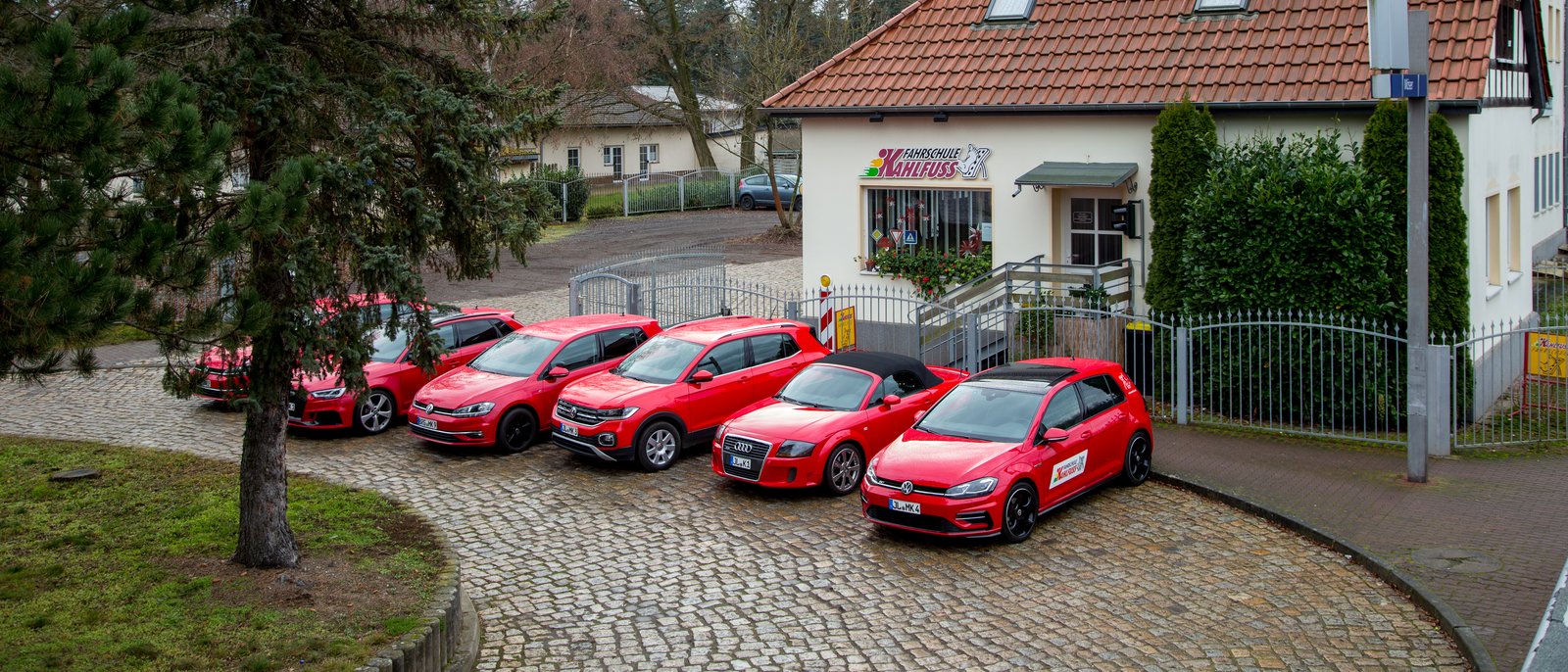 Fuhrpark der Fahrschule aus der Vogelperspektive